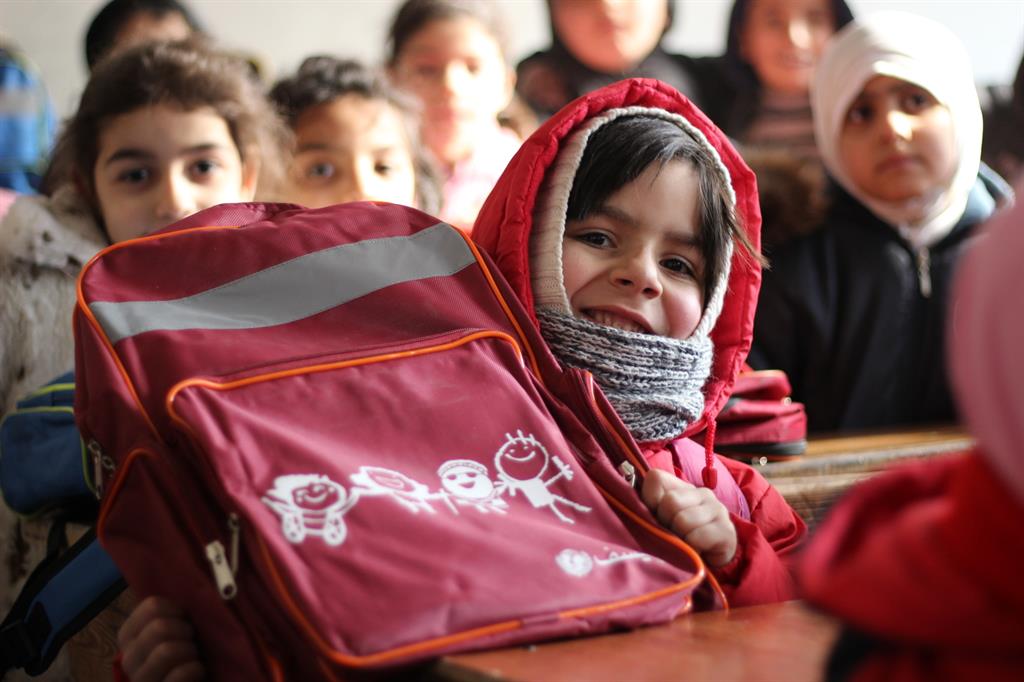 Fatima, 7 anni, il 30 gennaio ha vissuto il suo primo giorno di scuola e mostra orgogliosa la nuova cartella ricevuta da Unicef. La sua scuola si chiama Kheir eddine Al-Asadi, a Aleppo est. L'Unicef fino al 31 gennaio ha contribuito a riaprire 23 scuole elementari in questa zona della città-martire, permettendo a 6.500 alunni di riprendere le lezioni.