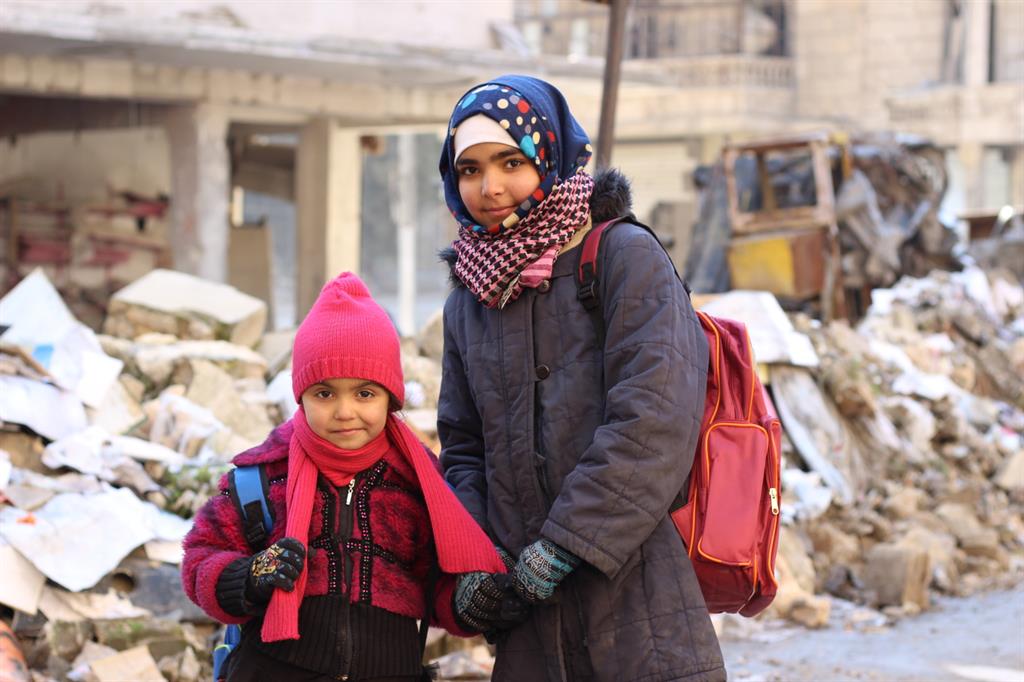Seedra (a sinistra), 6 anni, e sua sorella Baraa fuori della loro scuola. È possibile aiutare i bambini della Siria attraverso l'Unicef andando sul sito www.unicef.it o con numero di sms solidale 45566.