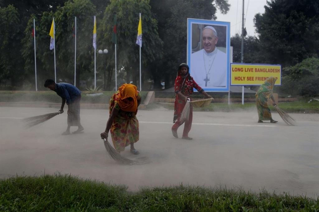 La capitale Dacca si prepara all'arrivo di Bergoglio (Ansa)