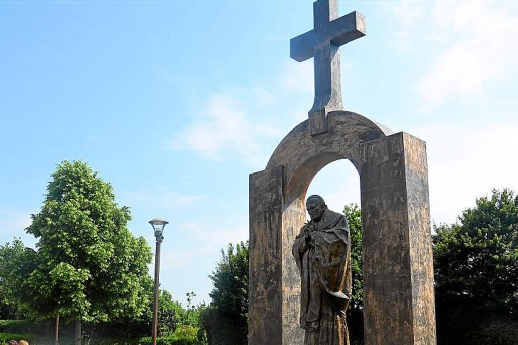 La statua di papa Giovanni Paolo II a Ploermel