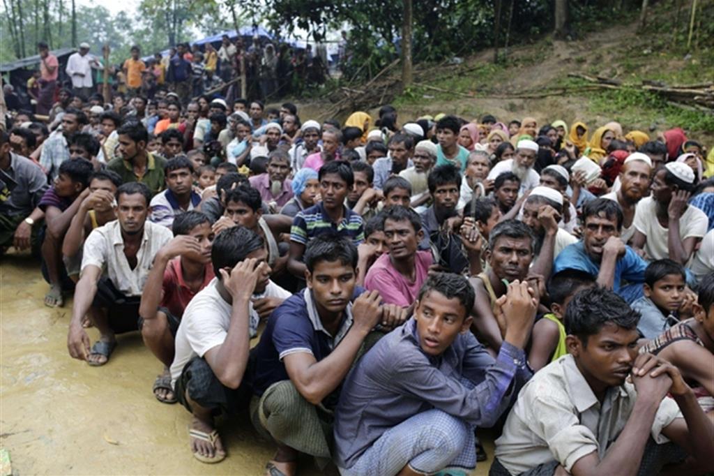 Profughi Rohingya in attesa all’ingresso del campo Kutupalong (Cox's Bazar) n Bangladesh: il loro numero, secondo l’Onu, ha superato il mezzo milione (Ansa)