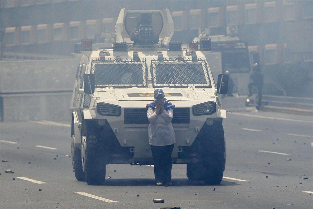 Caracas come Tienanmen: donna ferma il tank