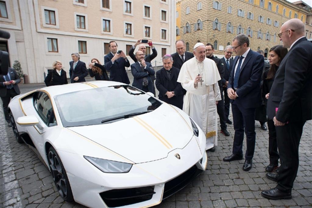 Papa Francesco ha ricevuto in regalo una Lamborghini Huracan che verrà messa all'asta. Il ricavato a sostegno di opere di carità (Osservatore Romano)