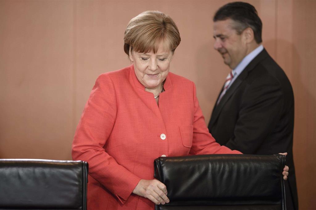 La cancelliera tedesca Angela Merkel con il ministro degli Esteri Sigmar Gabriel (Ansa)