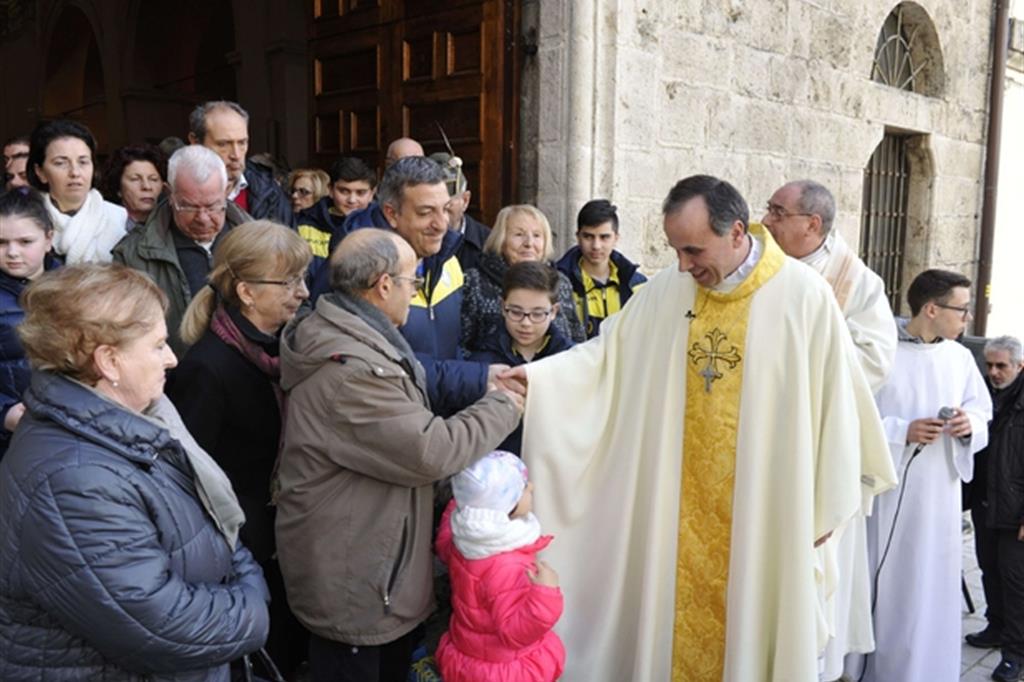 Monsignor Pompili tra i fedeli della sua diocesi