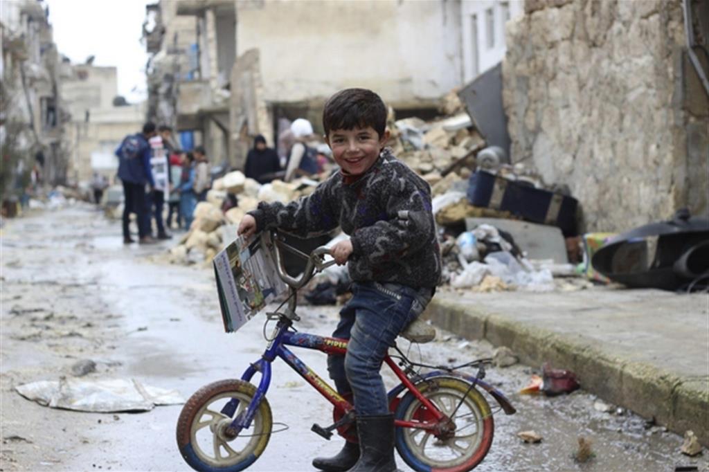 Sorriso di speranza. Un bimbo di Aleppo mentre gioca (Sebastian Rich/Unicef)