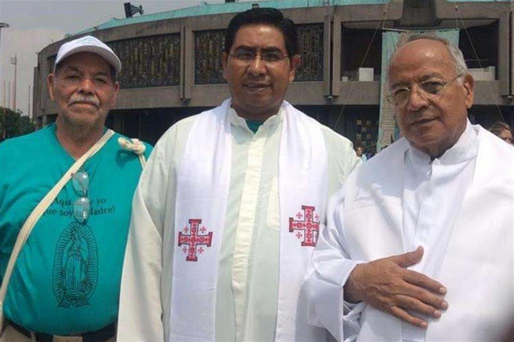 Padre Joaquín Hernández Sifuentes (al centro) aveva 43 anni e si batteva contro i trafficanti di droga