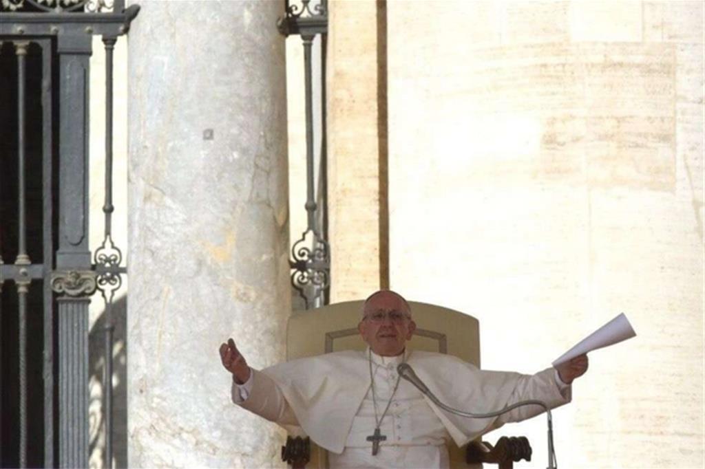 Papa Francesco: accogliamo i migranti con le braccia ben aperte