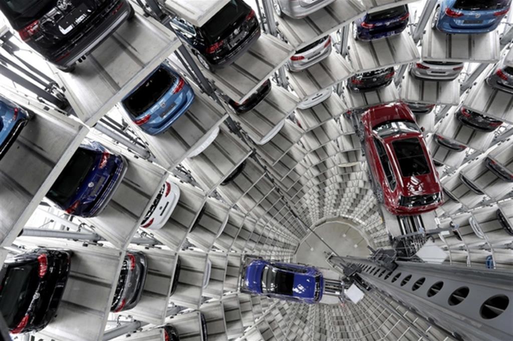 La torre del contro consegna auto nuove della Volkswagen a Wolfsburg (Germania)