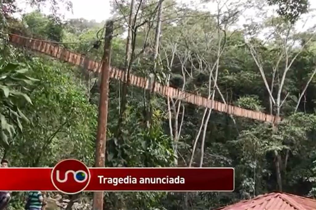 Il ponte rovesciato in Colombia, in un fermo immagine da un tv locale