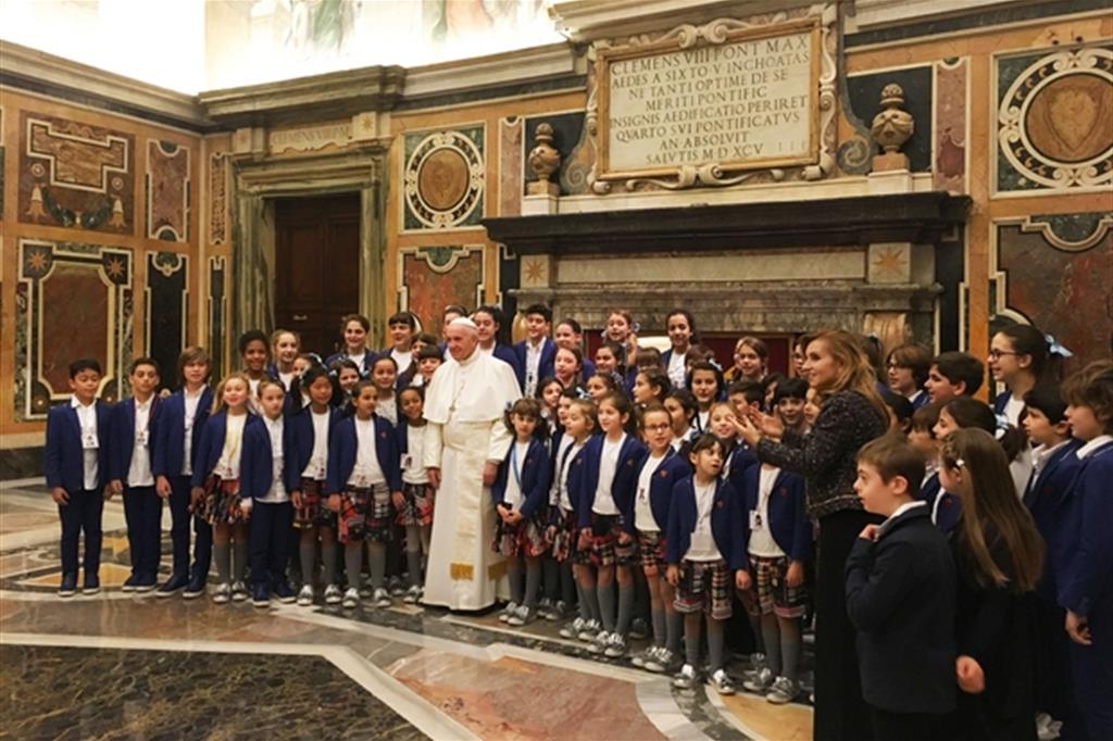 Papa Francesco stamattina in Vaticano con il Piccolo Coro “Mariele Ventre” dell'Antoniano e la sua direttrice Sabrina Simoni