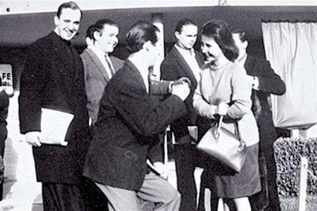 A sinistra Jorge Mario Bergoglio, allora professore di letteratura, con gli studenti nel collegio dell’Immacolata di Santa Fé nel 1965