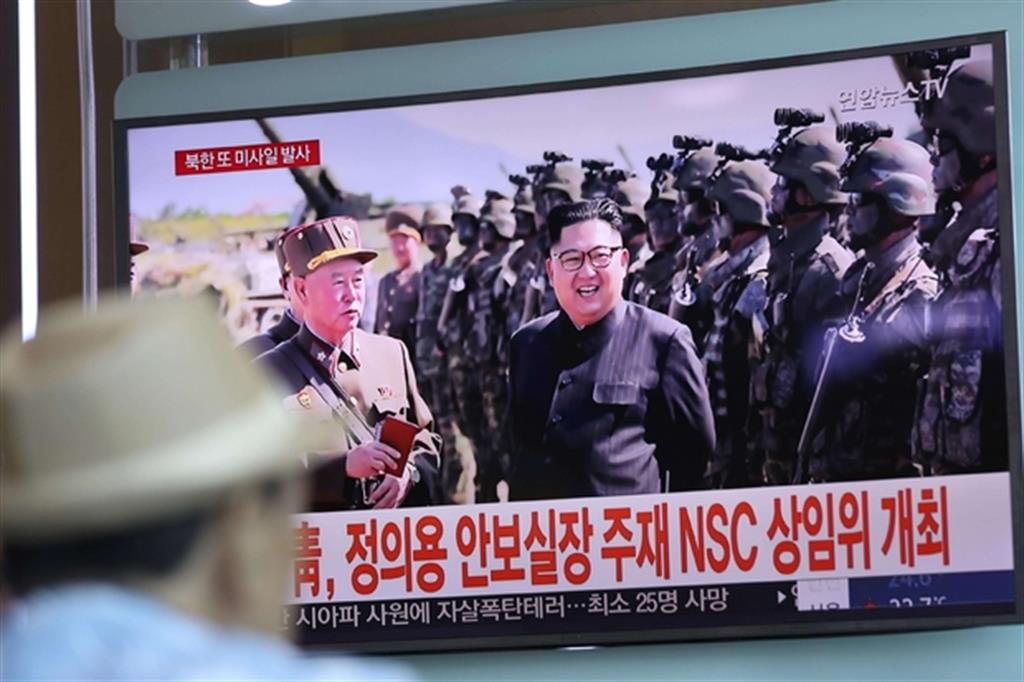 Kim Jong-un ieri alla televisione della Nord Corea: il leader ha assistito alle manovre militari ( Ansa)