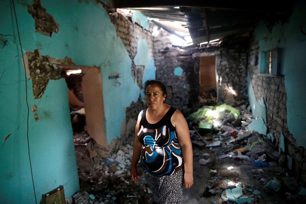 Una donna nella sua casa distrutta a San Juan Piloya, nella zona dell'epicentro (Reuters)