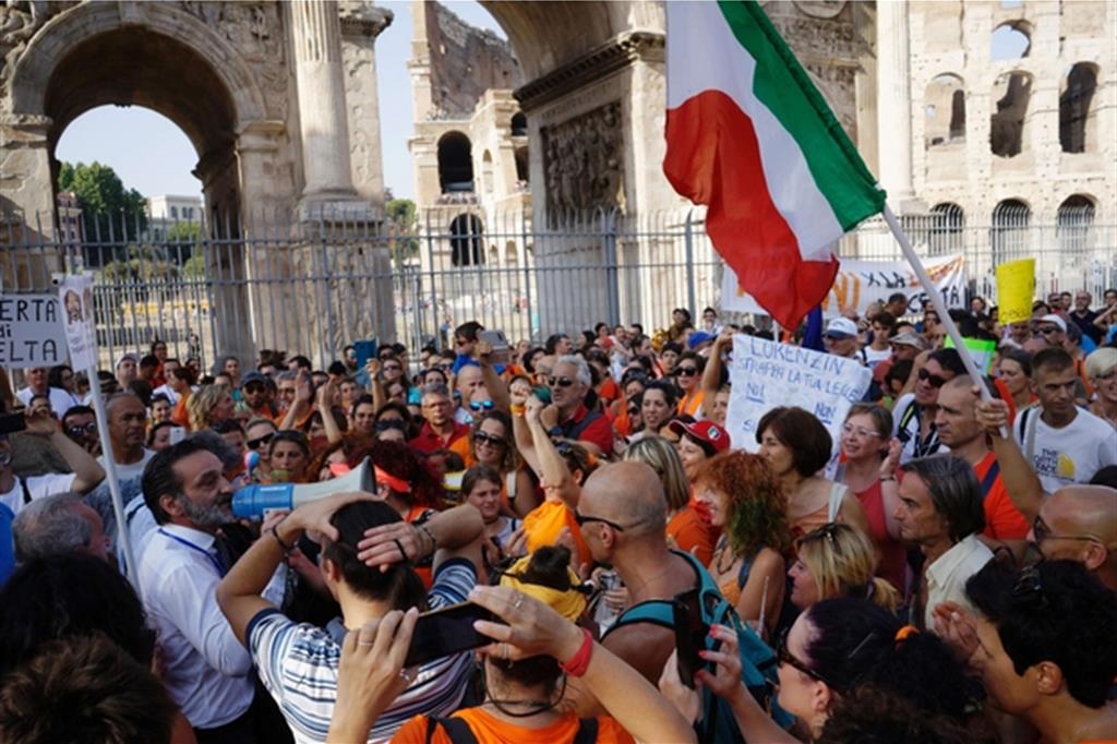 La manifestazione dei genitori freevax organizzata a Roma sabato 22 luglio. In piazza sono scese oltre mille persone