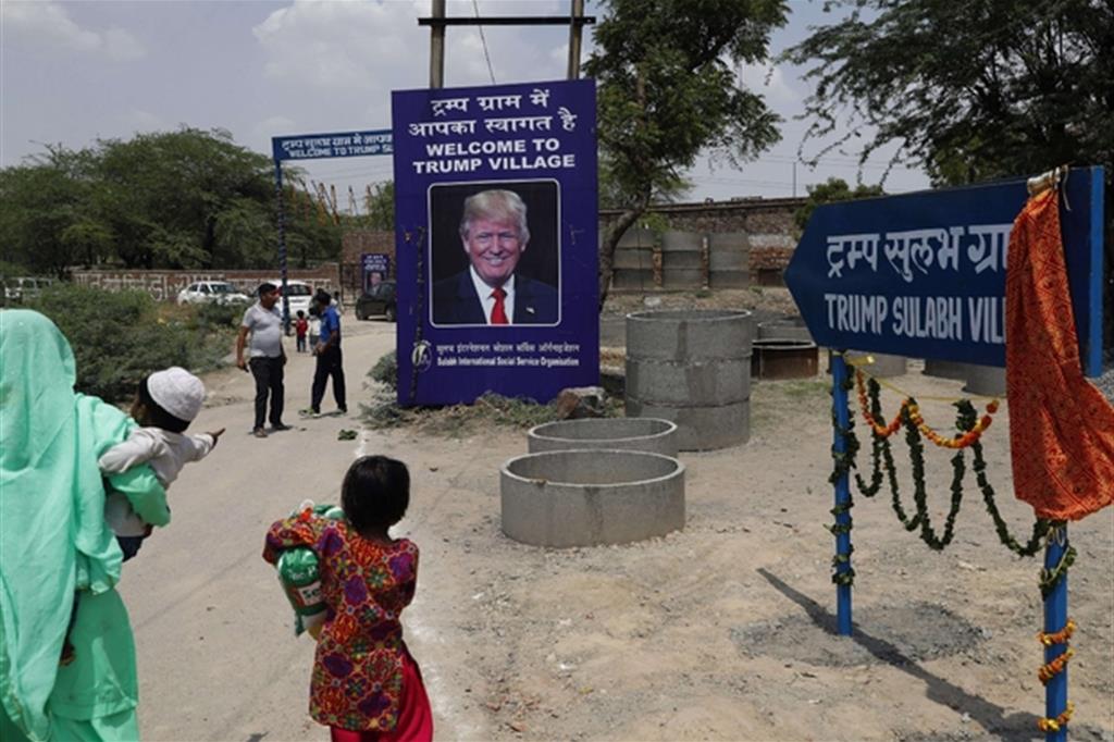 L'ingresso del villaggio di Marora, comunità rurale nello Stato settentrionale di Haryana: ora si chiama Trump Village (Ansa/Ap)
