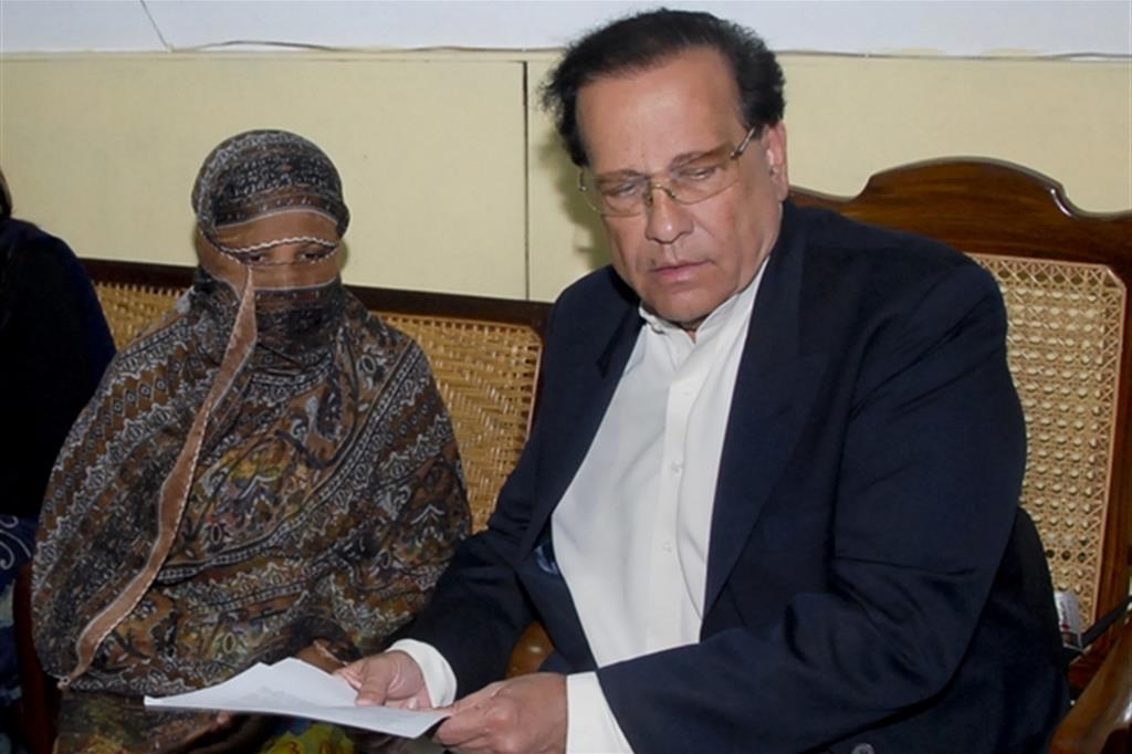 Salman Taseer con Asia Bibi in carcere, il 4 gennaio 2011