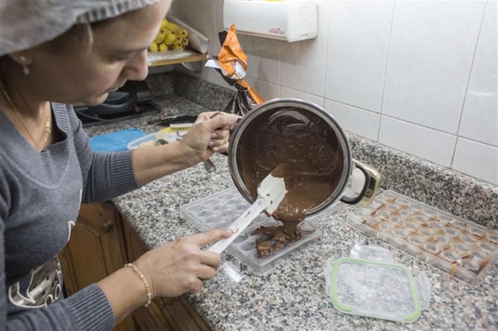 Beirut, Libano. Hali Karam fa parte del progetto “Punto Missione” che l’ha aiutata a comprare tutto il necessario per iniziare a produrre cioccolato. (foto Arianna Pagani)