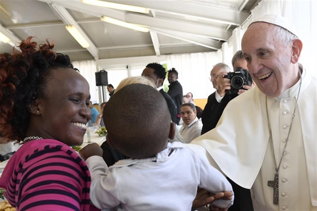 Il Papa e una donna immigrata con il suo bambino incontrata a Genova nel maggio 2017 (foto Osservatore Romano)