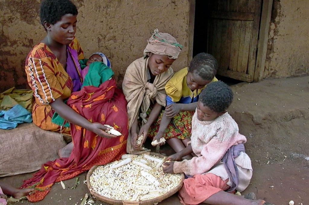 Una famiglia del Malawi con la sua razione di mais per tre giorni (Ansa)