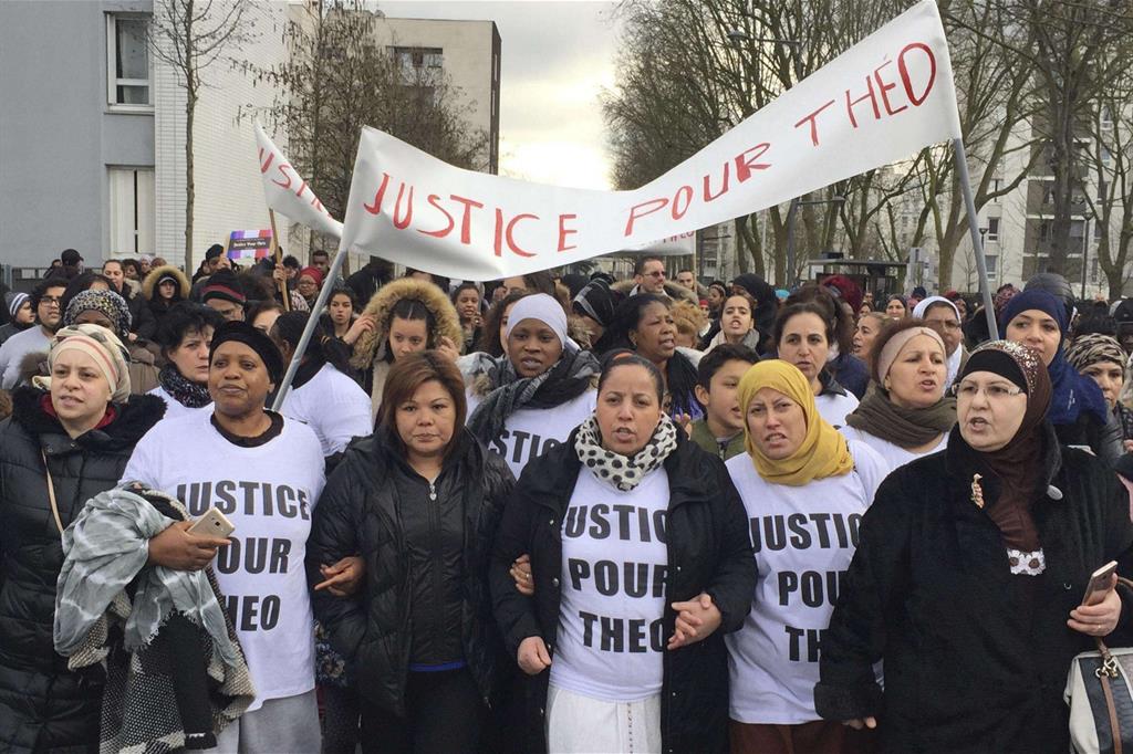 La protesta delle donne, nella banlieue parigina (Ansa)