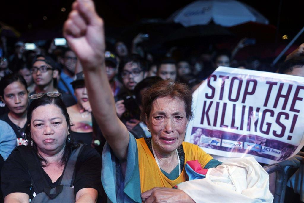 Manifestazione a Manila contro la violenza di Stato (Ansa)