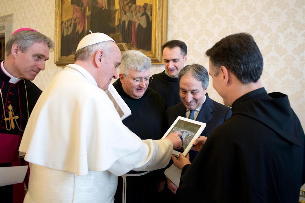 Papa Francesco riceve i frati francescani del Sacro Convento di Assisi e si collega via webcam con la tomba di San Francesco, Roma, 2 maggio 2013. ANSA