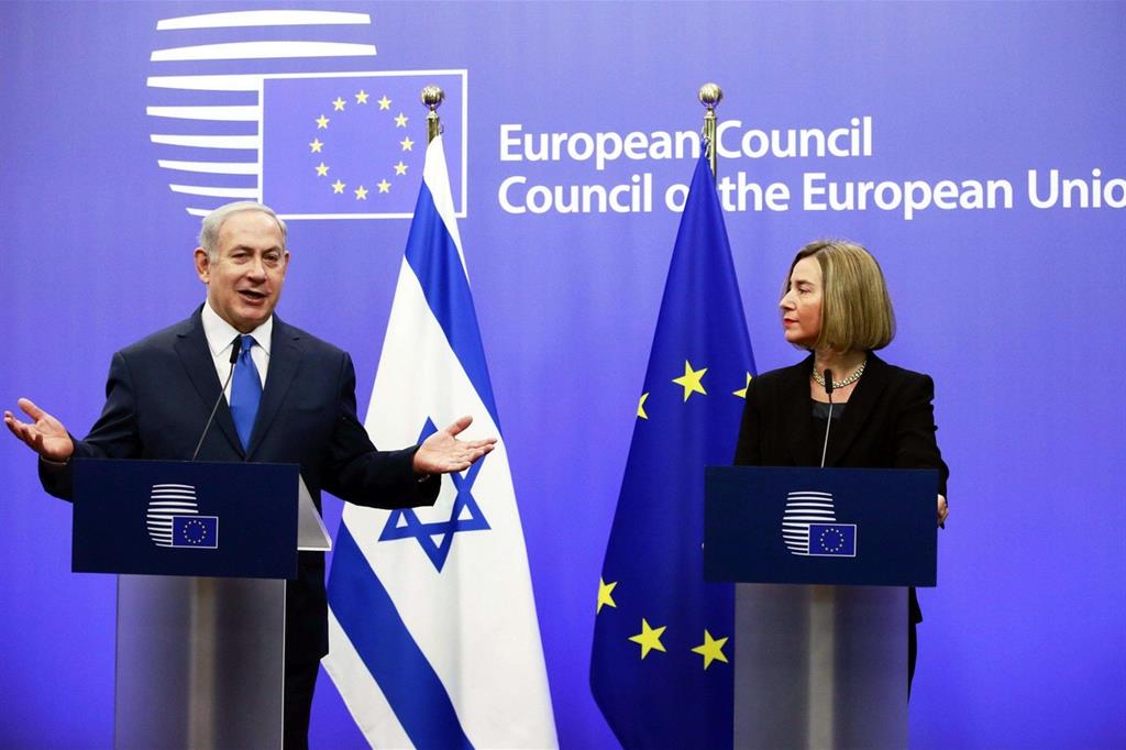 Benjamin Netanyahu a Bruxelles con Federica Mogherini (Ansa)