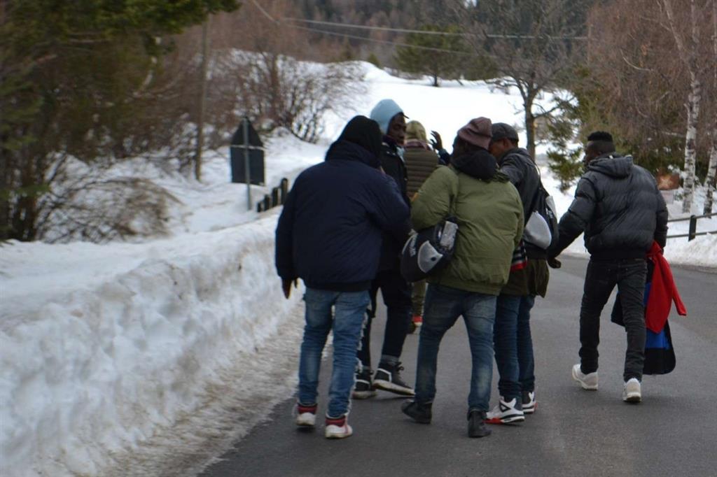 Un gruppo di migranti in viaggio verso la Francia
