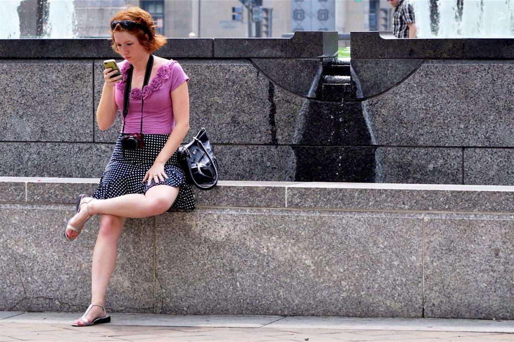 Una turista al telefono ("Lurking", Jeffrey via Flickr https://flic.kr/p/aNwt6M)