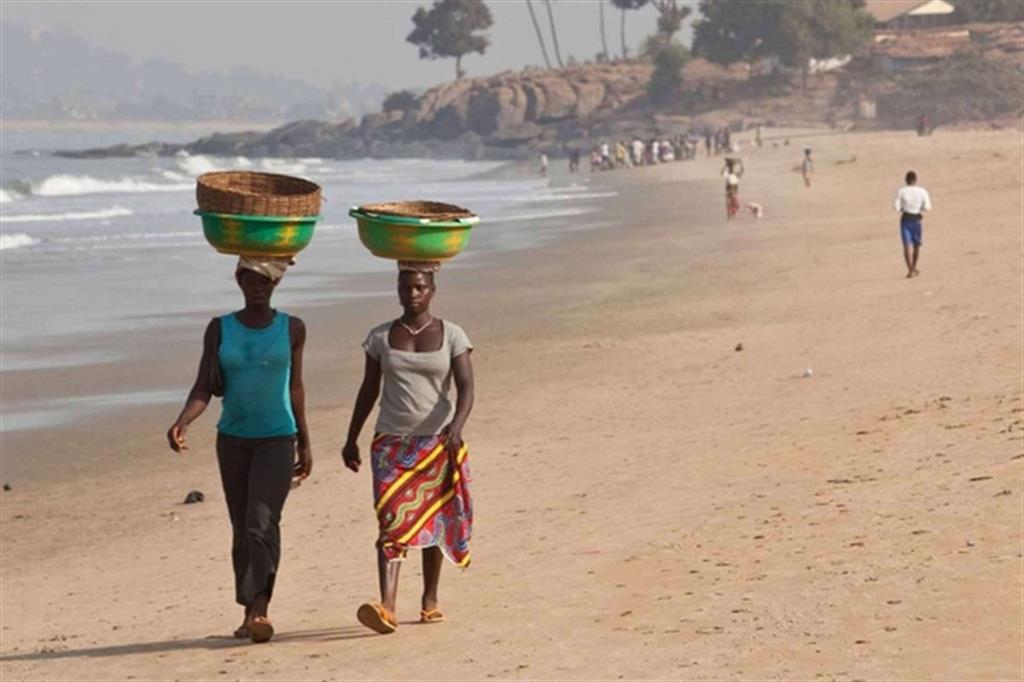 Una spiaggia nella penisola di Freetown, in Sierra Leone