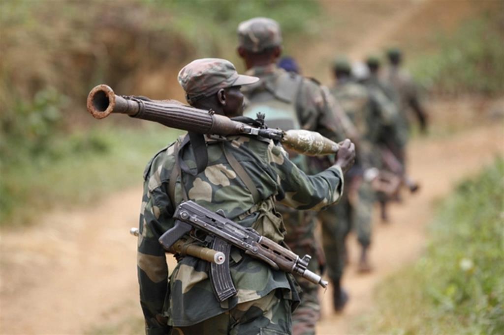 Militari dell'esercito regolare congolese in un'azione di pattugliamento contro gli sconfinamenti dall'Uganda dei gruppi armati (Ansa)