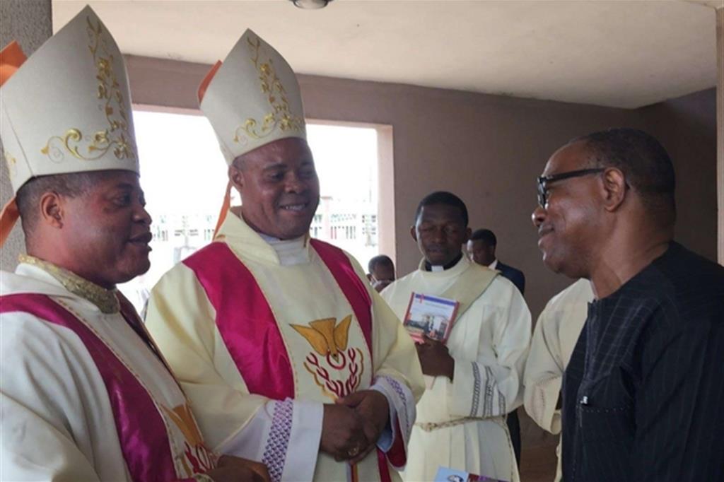 A sinistra il vescovo di Ahiara, in Nigeria, Peter Okpaleke e al centro il vescovo ausiliare di Awka, Jonas Benson Okoye