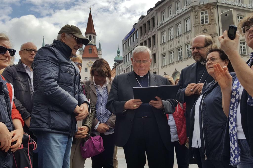 La preghiera per "la riconciliazione e il perdono" del cardinale Bassetti nella piazza principale di Monaco di Baviera
