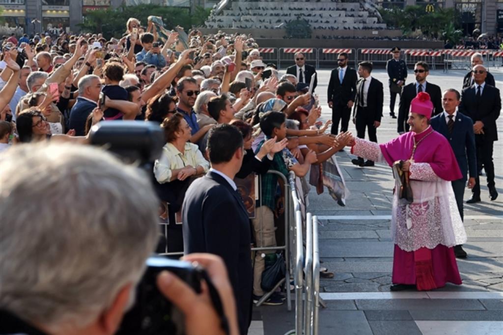 L’arcivescovo Mario Delpini saluta i fedeli in piazza del Duomo a Milano (Fotogramma)