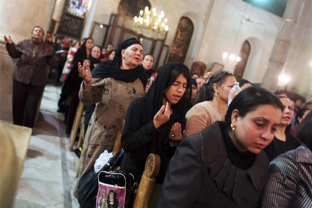 Cristiani copti nella cattedrale di San Marco al Cairo (Reuters)