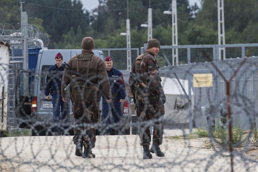 Poliziotti ungheresi sorvegliano il confine meridionale (Ansa)