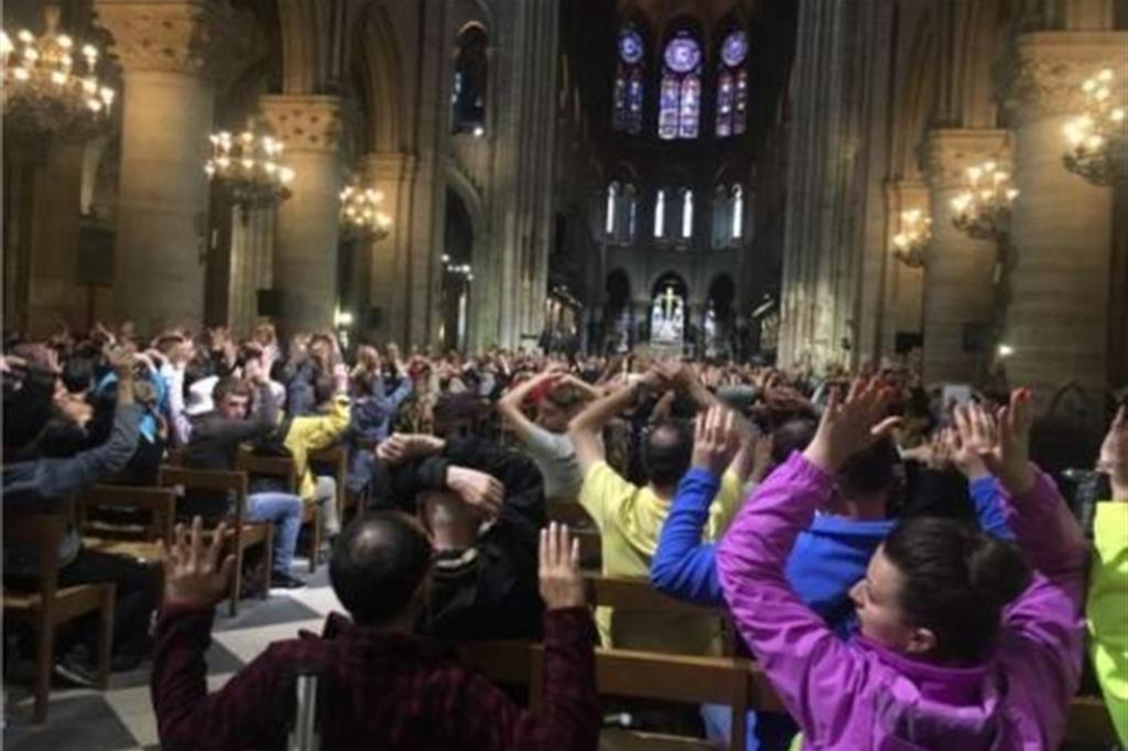 Novecento persone bloccate nella cattedrale di Notre Dame in attesa dei controlli dopo l'attacco (Twitter)