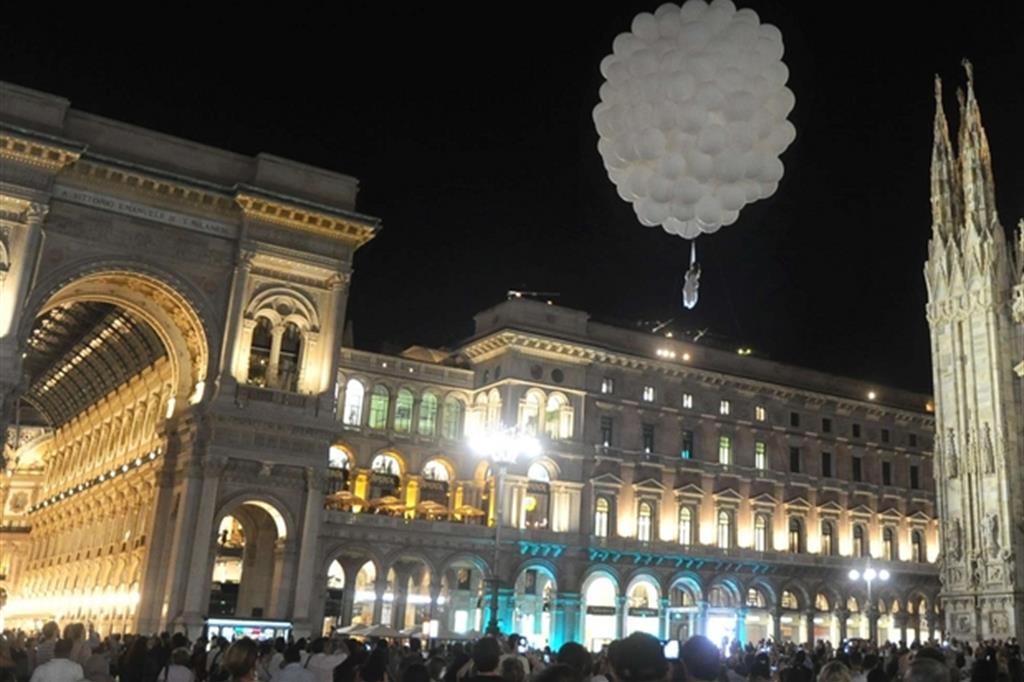 La festa per l'apertura del maxi store in piazza Duomo a Milano