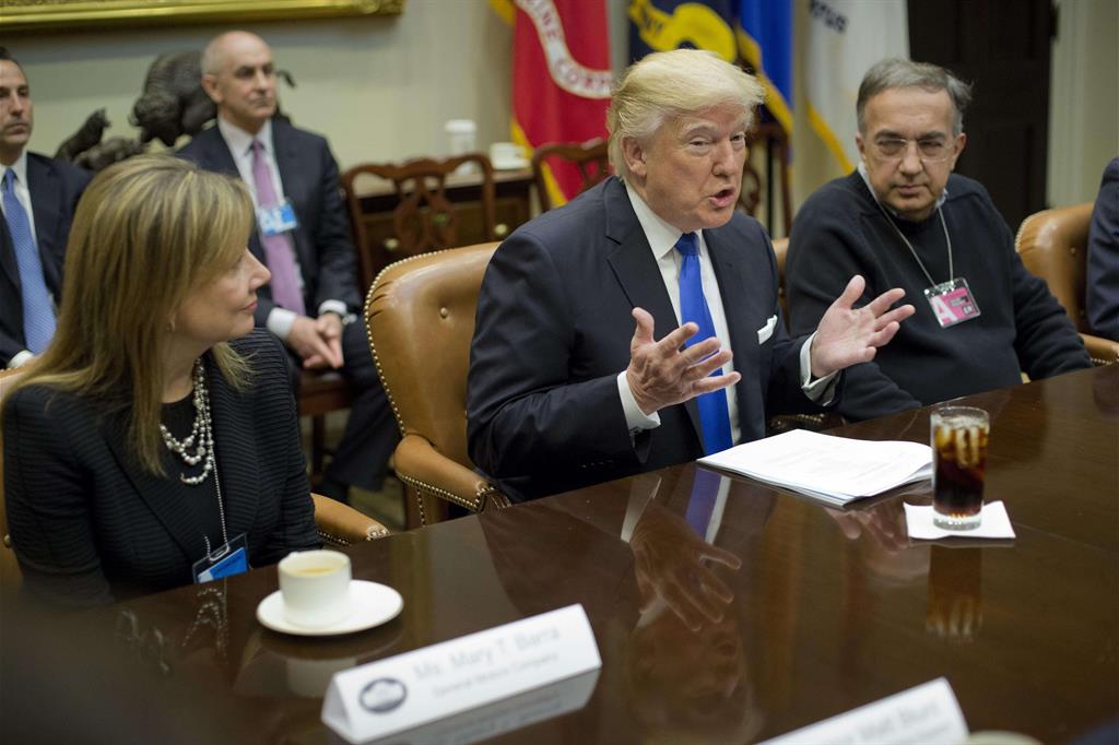 Donald Trump tra Sergio Marchionne, ceo di Fca, e Mary Barra, ceo di General Motors (Ansa)