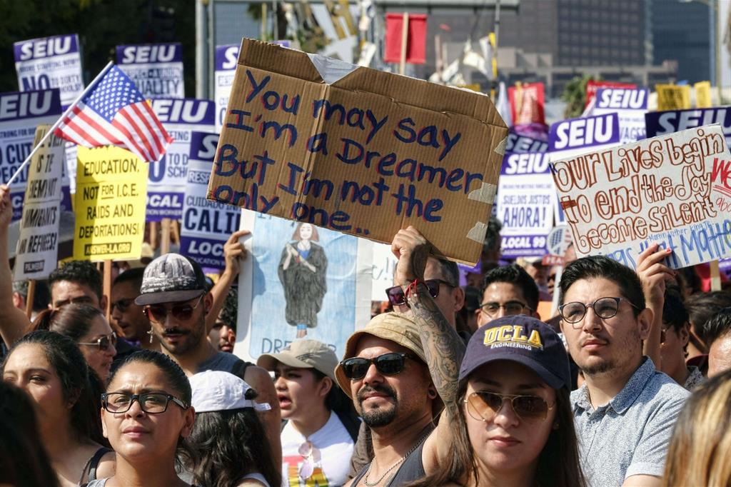 I giovani "dreamers" protestano a Los Angeles contro la cancellazione del programma Daca (Ansa)