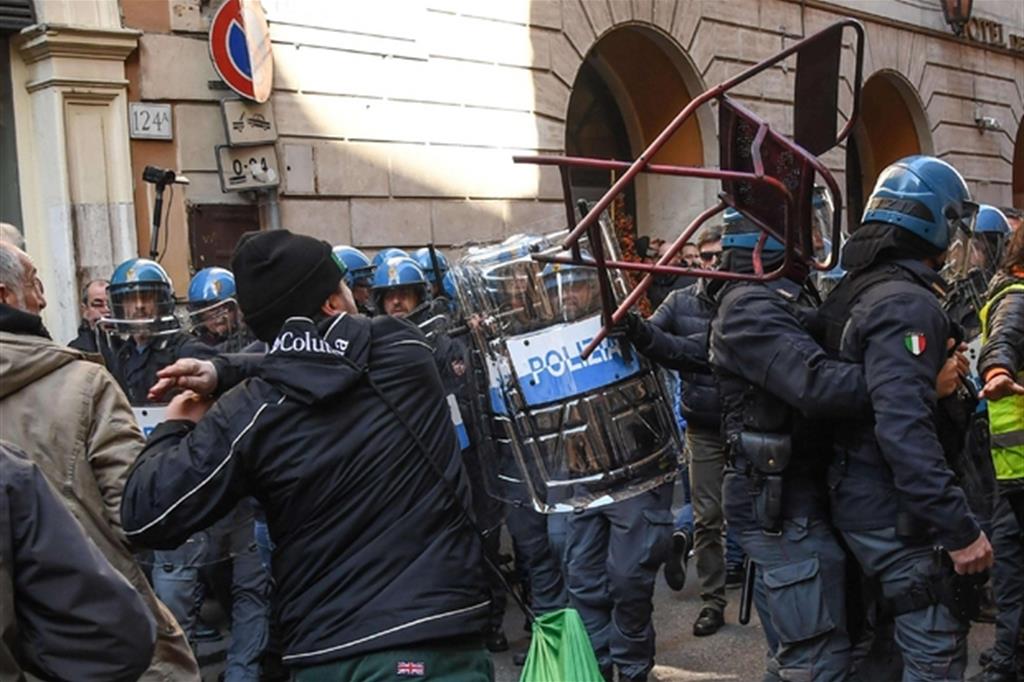 Tassisti a Roma, scontri con la polizia: bombe carta, fermi, agenti feriti