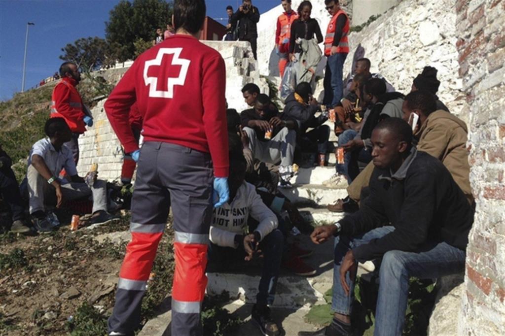 Migrranti assistiti dalla Croce Rossa a ridosso dell'eclave spagnola di Ceuta in Marocco
