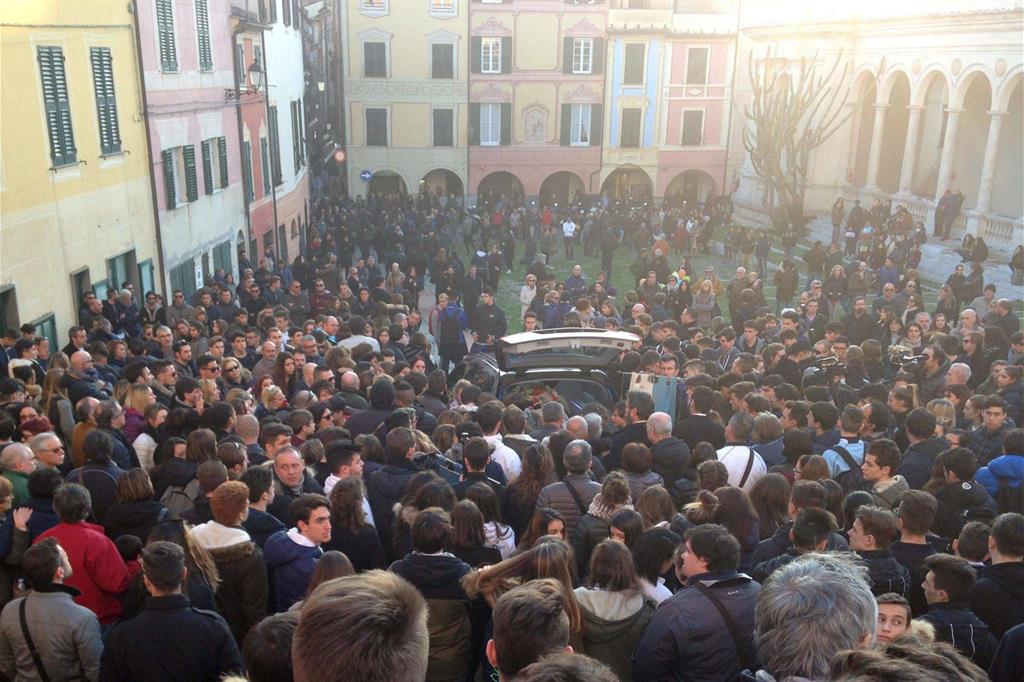 I funerali del ragazzo suicida a Lavagna