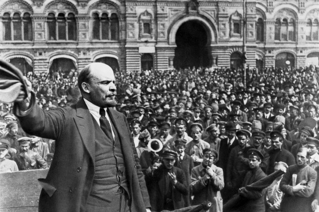 Vladimir Ilyich Lenin (1870 - 1924) in una delle tante adunate popolari nella Mosca del secolo scorso