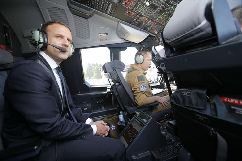 A comandi: il presidente macron su un Airbus A400M, il suo partito domina il Parlamento (Ansa/Ap)