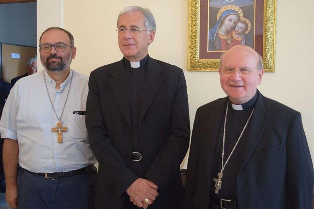 Da sinistra il vescovo Paolo Giulietti, l'arcivescovo Renato Boccardo e l'arcivescovo Domenico Sorrentino