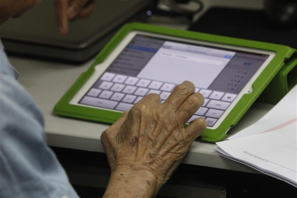 Un tablet a un anziano e si dischiude un mondo immenso (anche di fede)