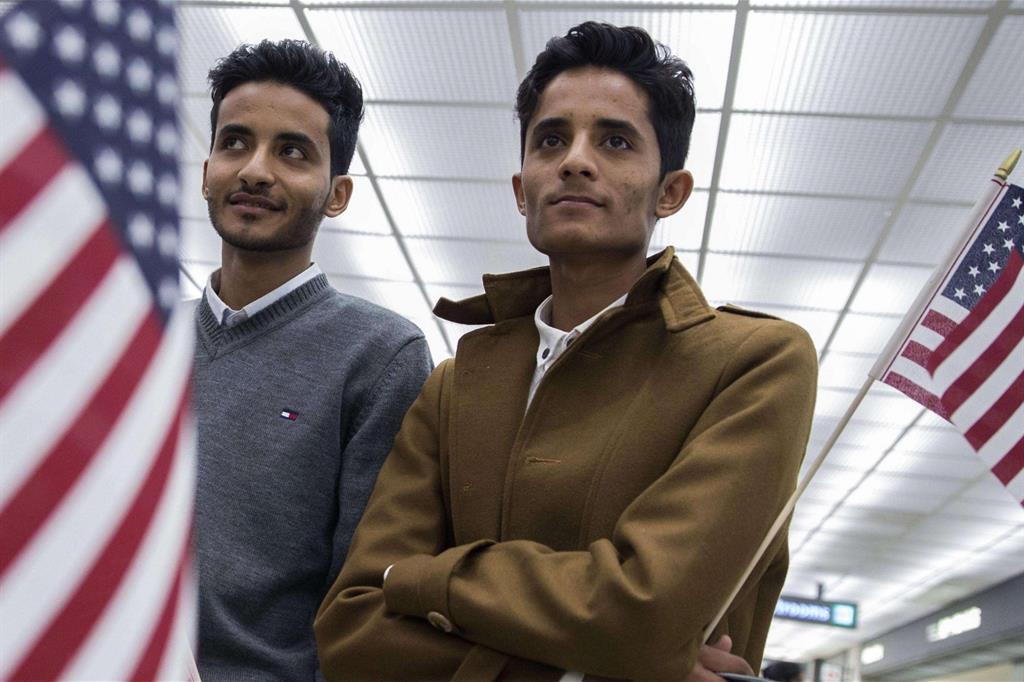 Due cittadini yemeniti entrano negli Stati Uniti all'aeroporto di Chantilly in Virginia (Ansa)