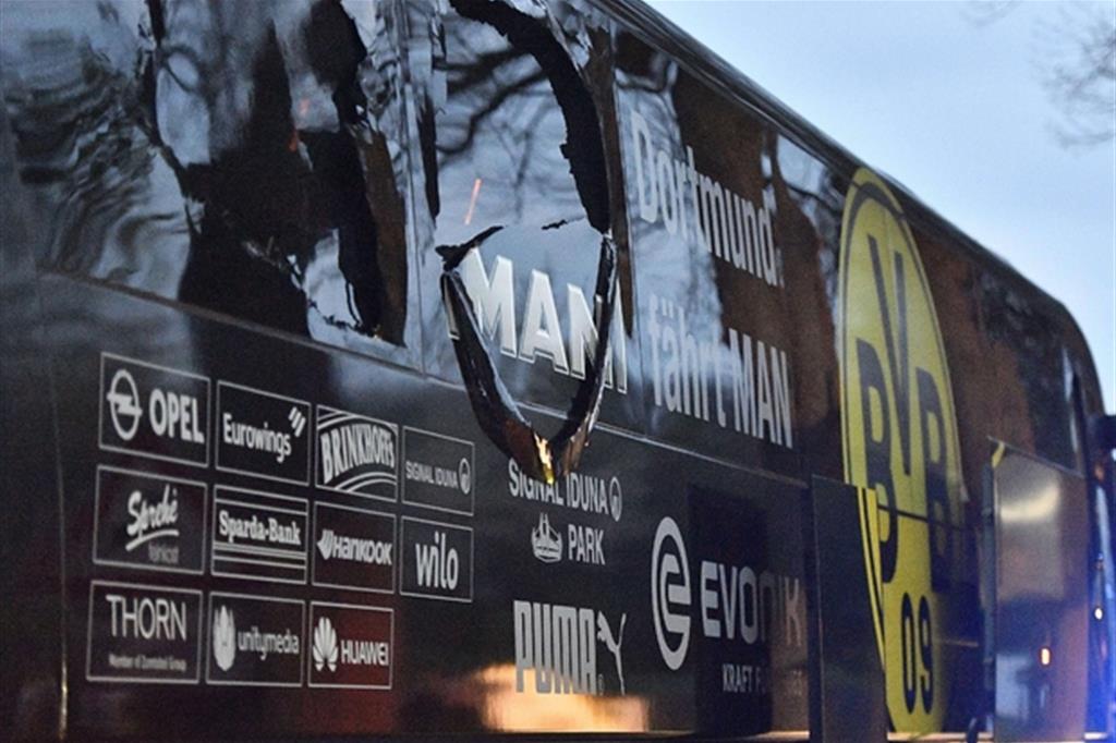 Il bus del Borussia colpito l’11 aprile (Ansa)